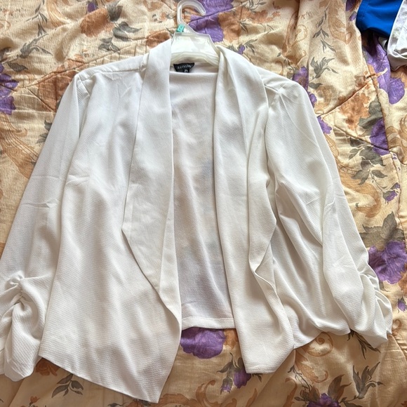 Zenobia White Boxy 3/4 Sleeve Blouse with Notched Collar - Picture 5 of 6